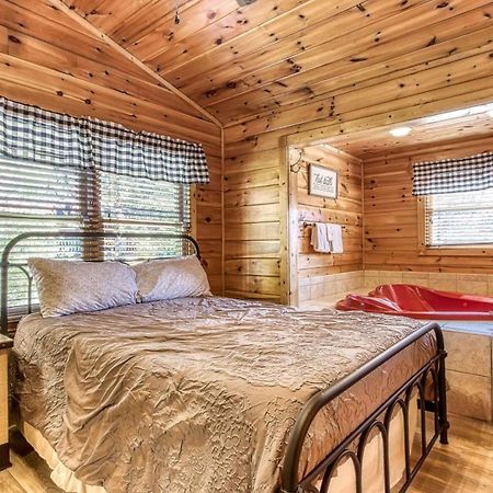 Dog Friendly, Romantic Mtn Getaway Hot Tub Pool Gatlinburg Eksteriør bilde